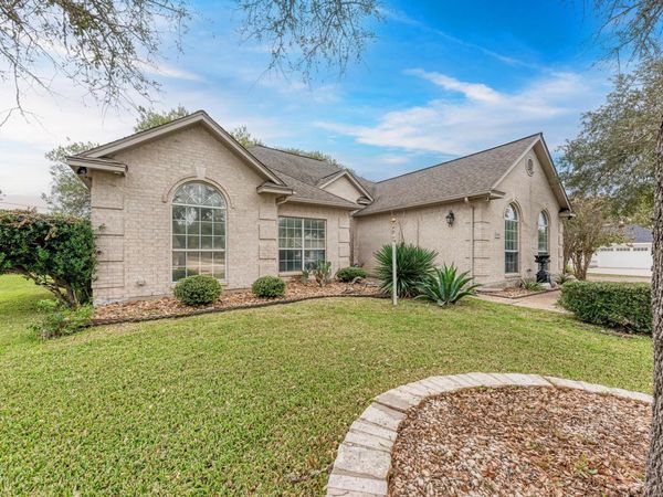 1610 Meadow LN, Lockhart, TX 78644