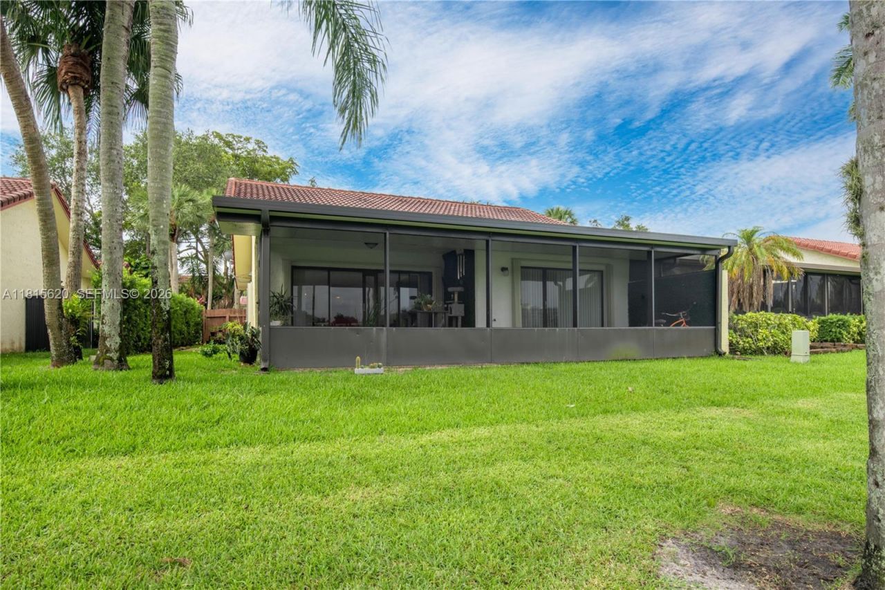 16189 Laurel Dr, Unit 25, Weston, FL 33326 Photo