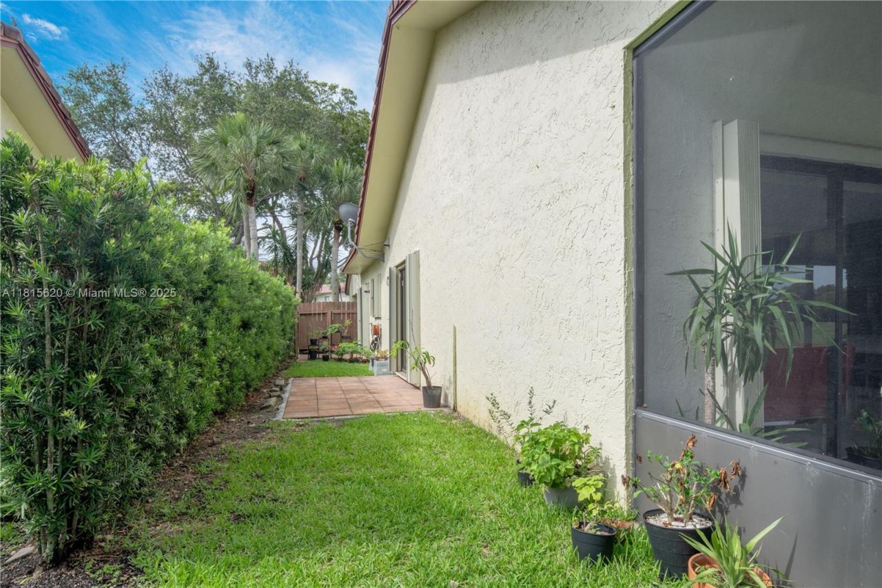 16189 Laurel Dr, Unit 25, Weston, FL 33326 Photo