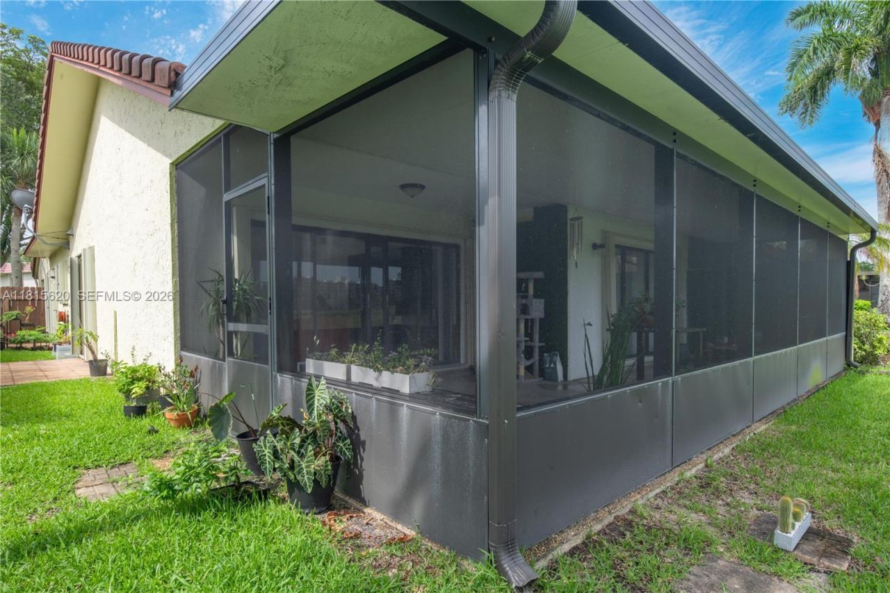 16189 Laurel Dr, Unit 25, Weston, FL 33326 Photo