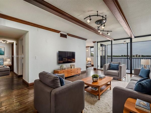106 Lake Emerald Dr, Unit 210, Oakland Park, FL 33309