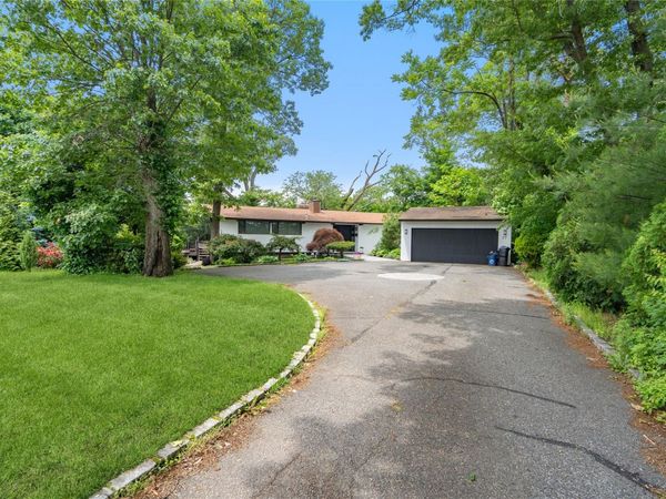 27 Parkway Drive, Roslyn Heights, NY 11577