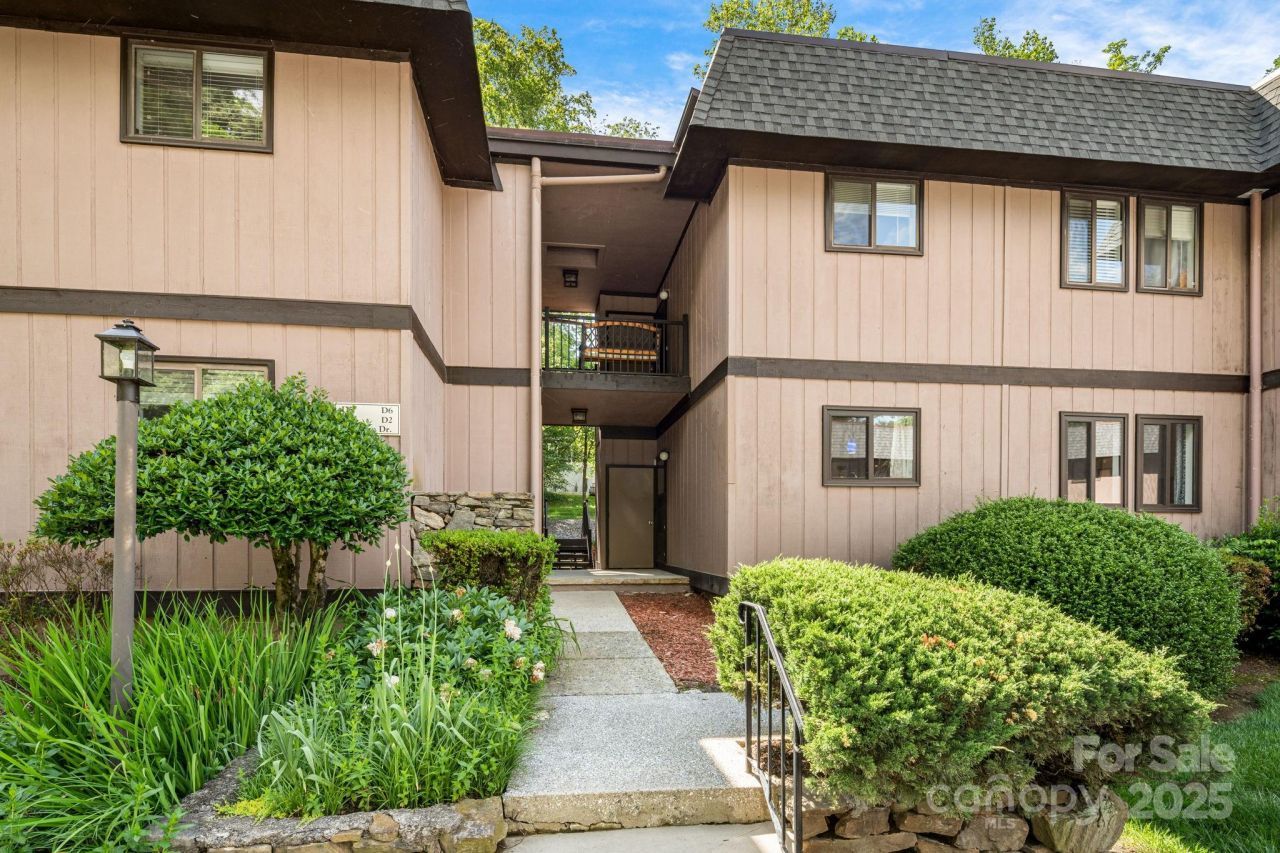 15 Lake Drive, Unit D2, Laurel Park, NC 28739 Main Photo