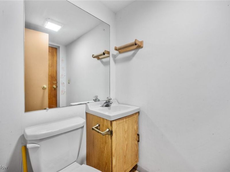 16903 Fischer Road, Cleveland, OH 44107 Photo 32