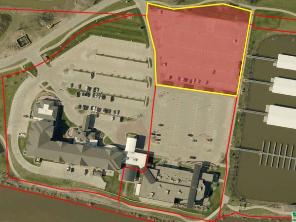 1110 Larsen Park Rd, Sioux City, IA 51101