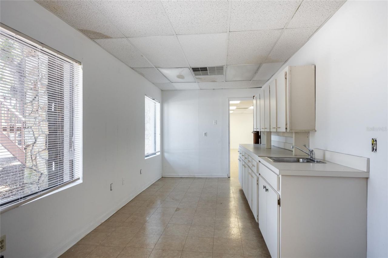 11213 N Nebraska Avenue, Unit C406, Tampa, FL 33612 Photo