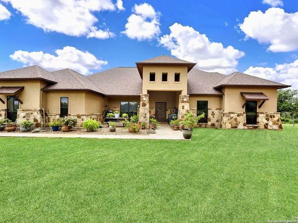 1494 County Road 433, Stockdale, TX 78160