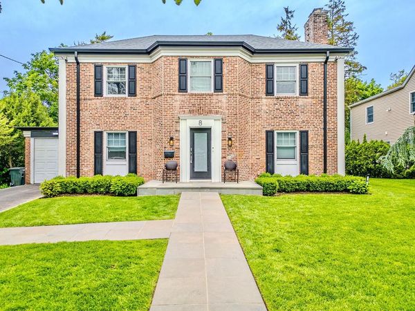 8 Stuyvesant Place, Lawrence, NY 11559