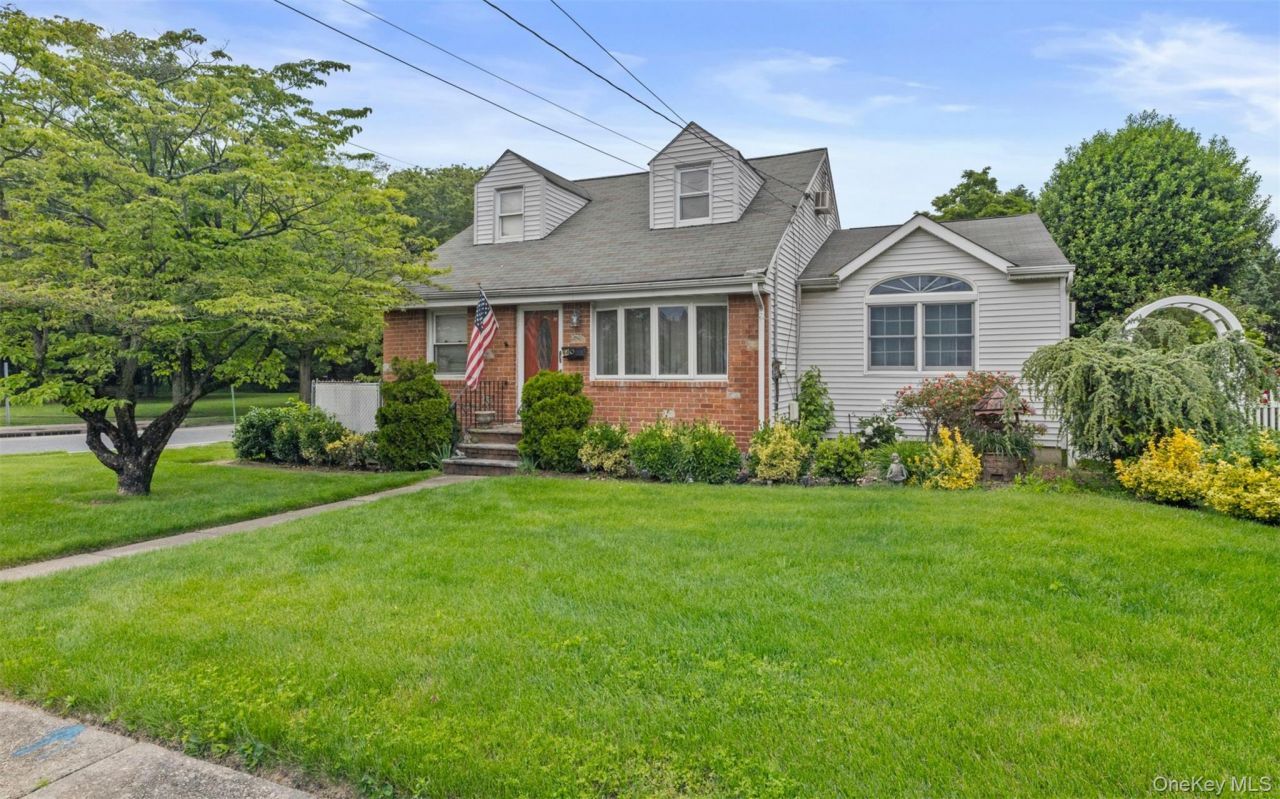 84 Charles Street, Mineola, NY 11501 Main Photo