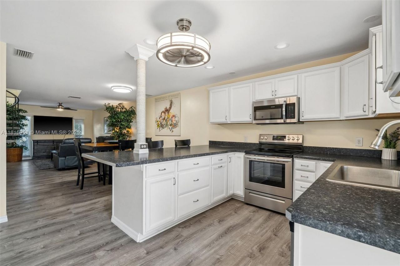 4803 SW Santa Barbara Ct, Unit 5, Cape Coral, FL 33914 Photo