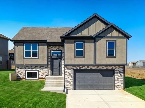 18408 Rock Creek Drive, Smithville, MO 64089