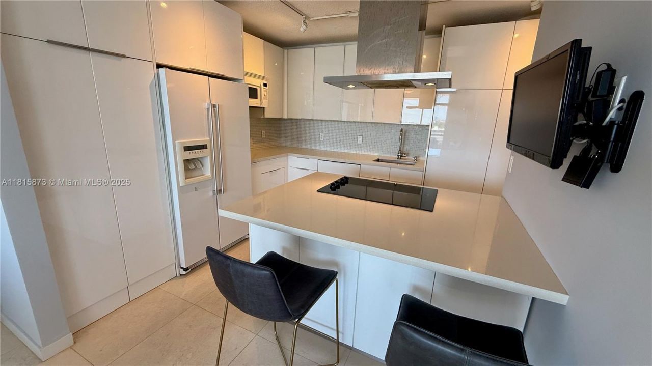 900 Bay Dr, Unit 727-725, Miami Beach, FL 33141 Photo