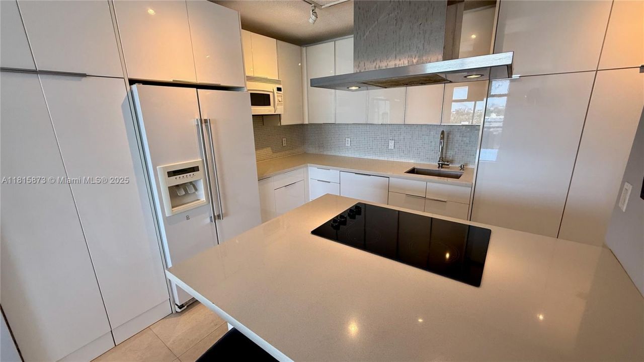 900 Bay Dr, Unit 727-725, Miami Beach, FL 33141 Photo