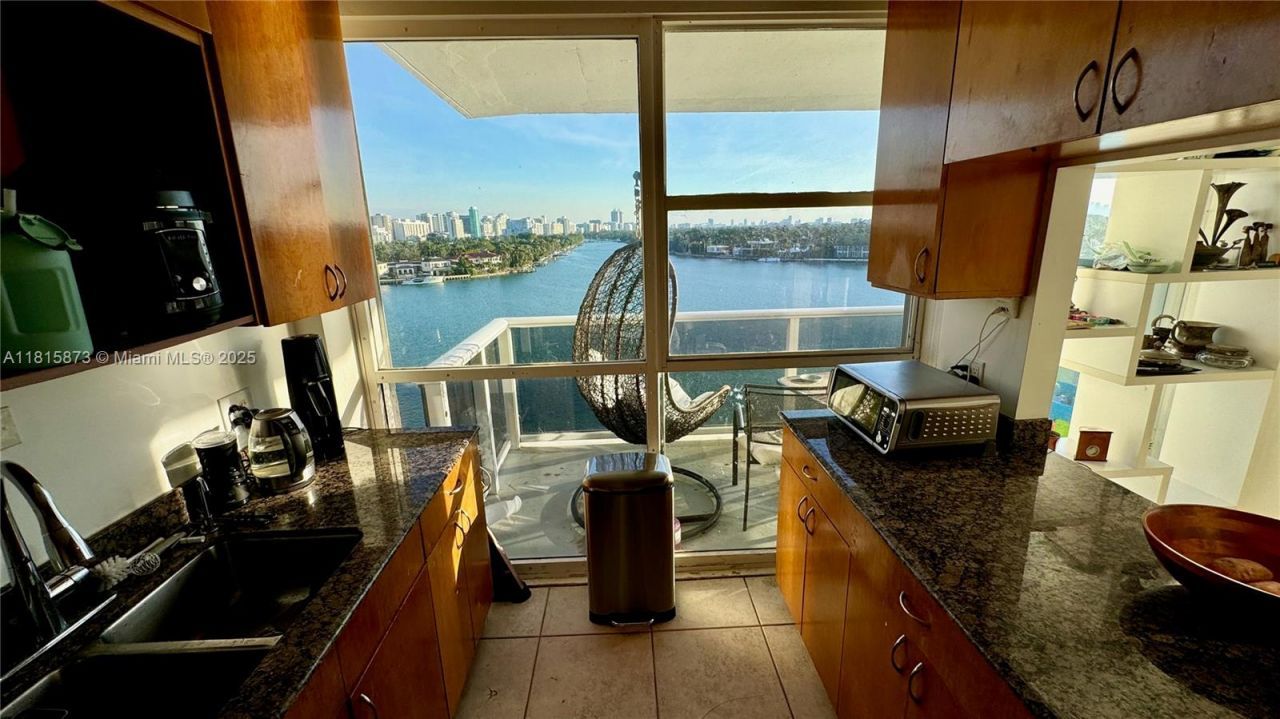 900 Bay Dr, Unit 727-725, Miami Beach, FL 33141 Photo