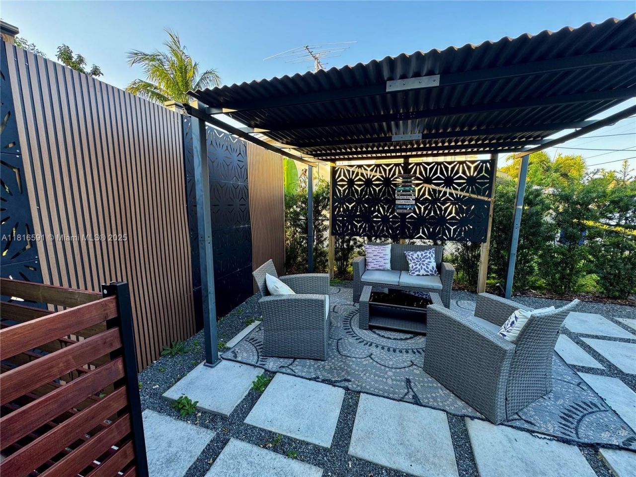 1012 SW 3rd Ave, Hallandale Beach, FL 33009 Photo