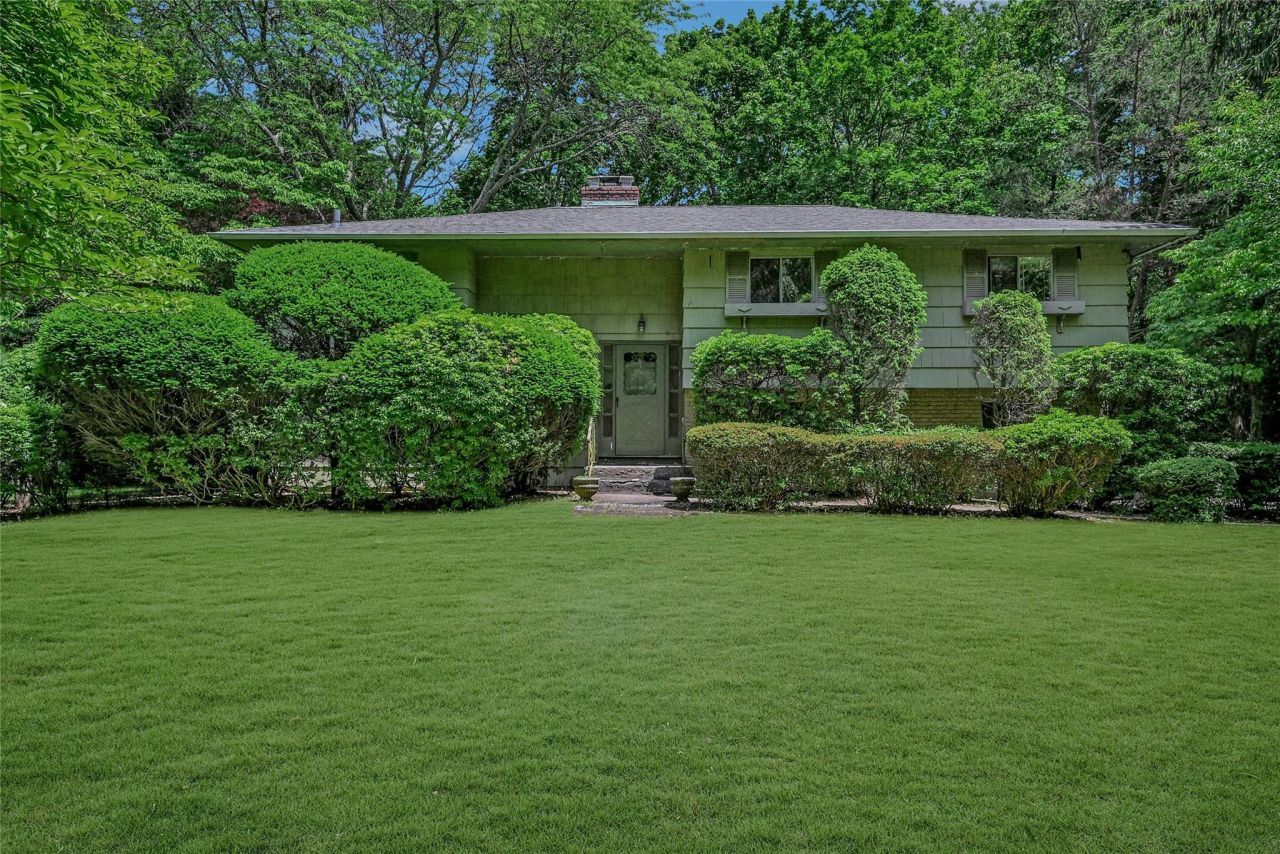 10 Moonedge Road, Northport, NY 11768 Main Photo