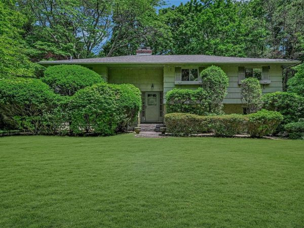 10 Moonedge Road, Northport, NY 11768