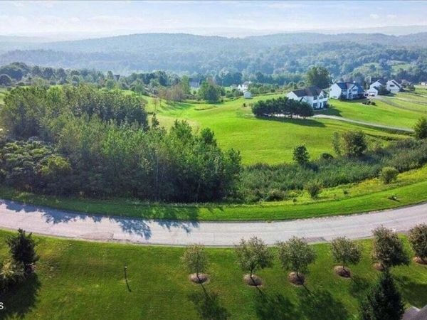 18 Edinburgh Drive, East Schodack, NY 12063