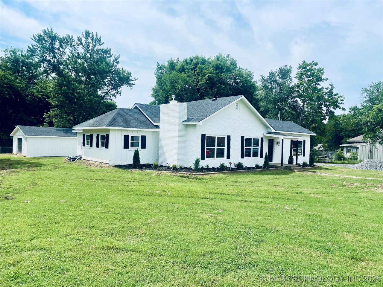 305 E Hickory Avenue, Fort Gibson, OK 74434 Main Photo