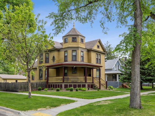 1121 4th Avenue S, Fargo, ND 58103