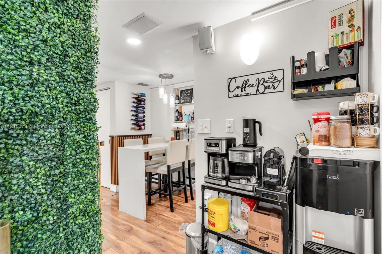 1913 Ponce De Leon Blvd, Coral Gables, FL 33134 Photo