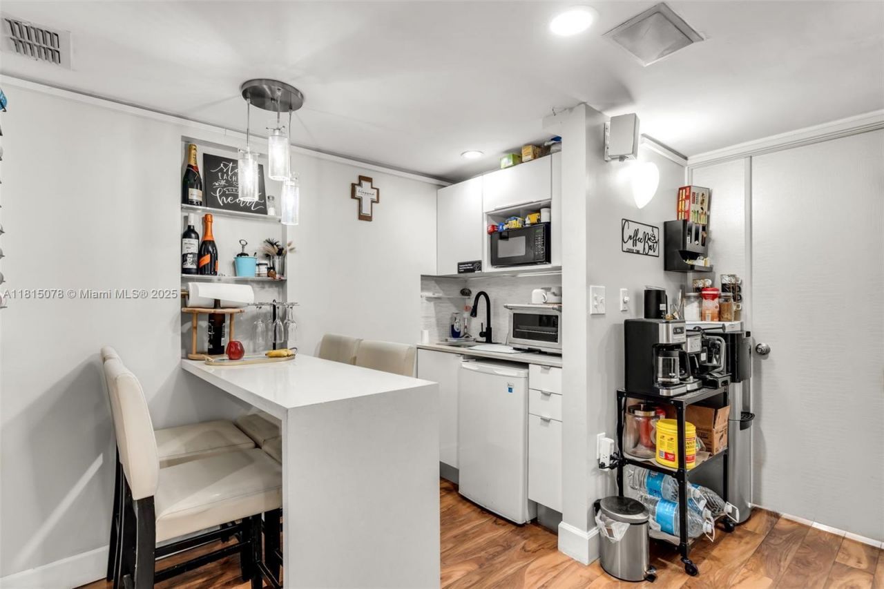 1913 Ponce De Leon Blvd, Coral Gables, FL 33134 Photo