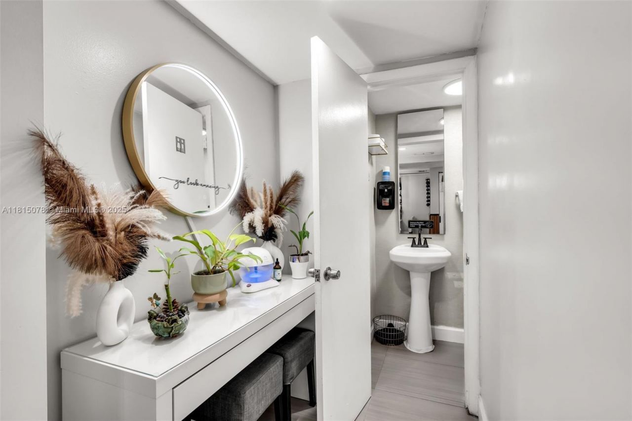 1913 Ponce De Leon Blvd, Coral Gables, FL 33134 Photo