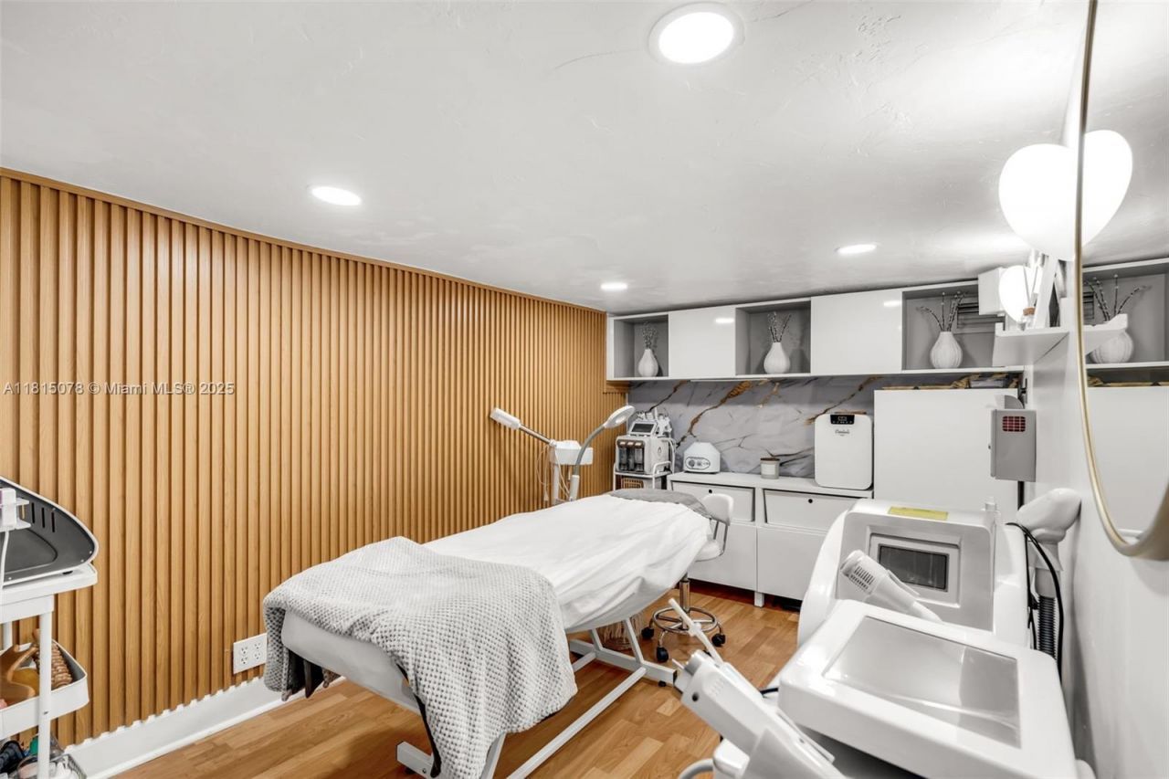 1913 Ponce De Leon Blvd, Coral Gables, FL 33134 Photo