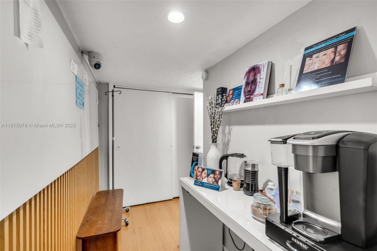 1913 Ponce De Leon Blvd, Coral Gables, FL 33134 Photo