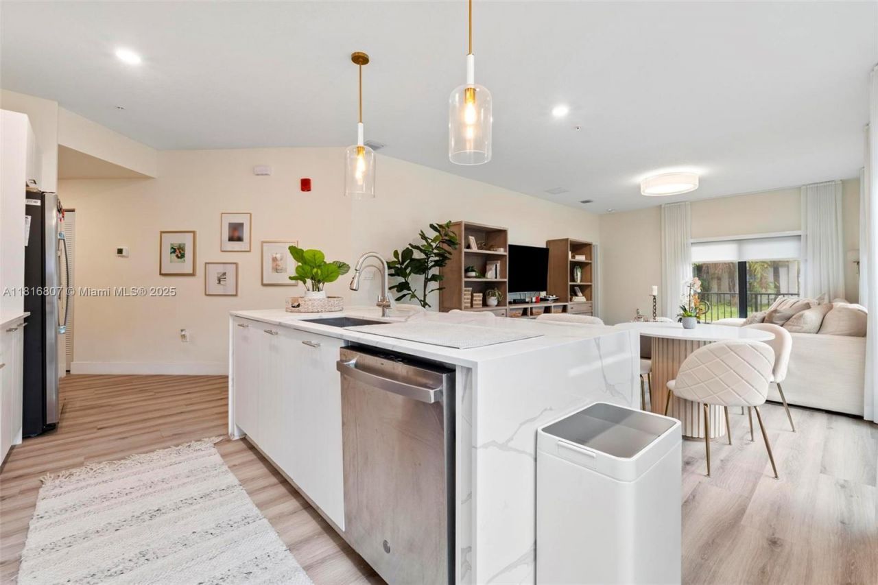 8001 NW 41st St, Unit F-107, Doral, FL 33166 Photo