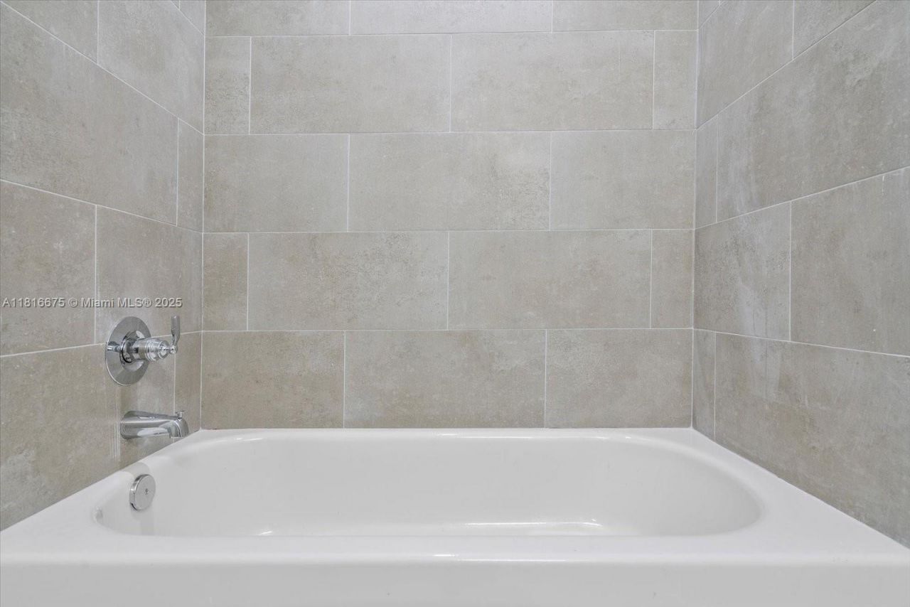 420 SW 7th Ave, Unit 301, Miami, FL 33130 Photo