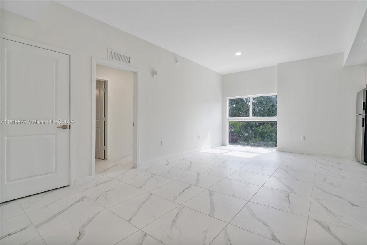 420 SW 7th Ave, Unit 301, Miami, FL 33130 Photo