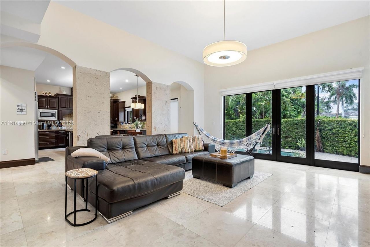 18825 N Bay Rd, Sunny Isles Beach, FL 33160 Photo