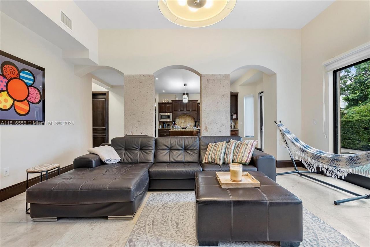 18825 N Bay Rd, Sunny Isles Beach, FL 33160 Photo