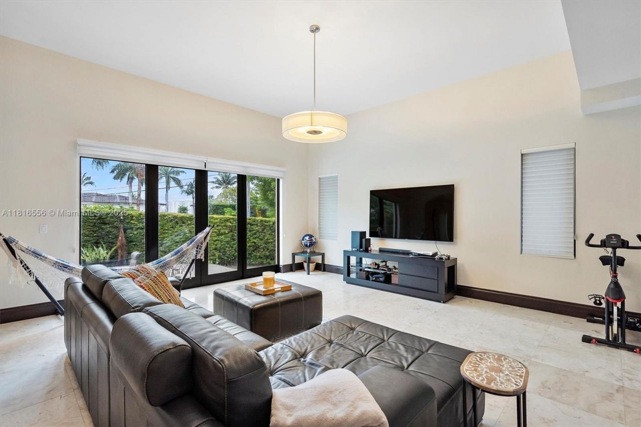 18825 N Bay Rd, Sunny Isles Beach, FL 33160 Photo