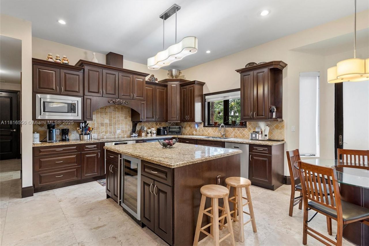 18825 N Bay Rd, Sunny Isles Beach, FL 33160 Photo