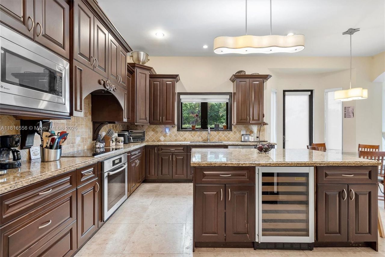 18825 N Bay Rd, Sunny Isles Beach, FL 33160 Photo