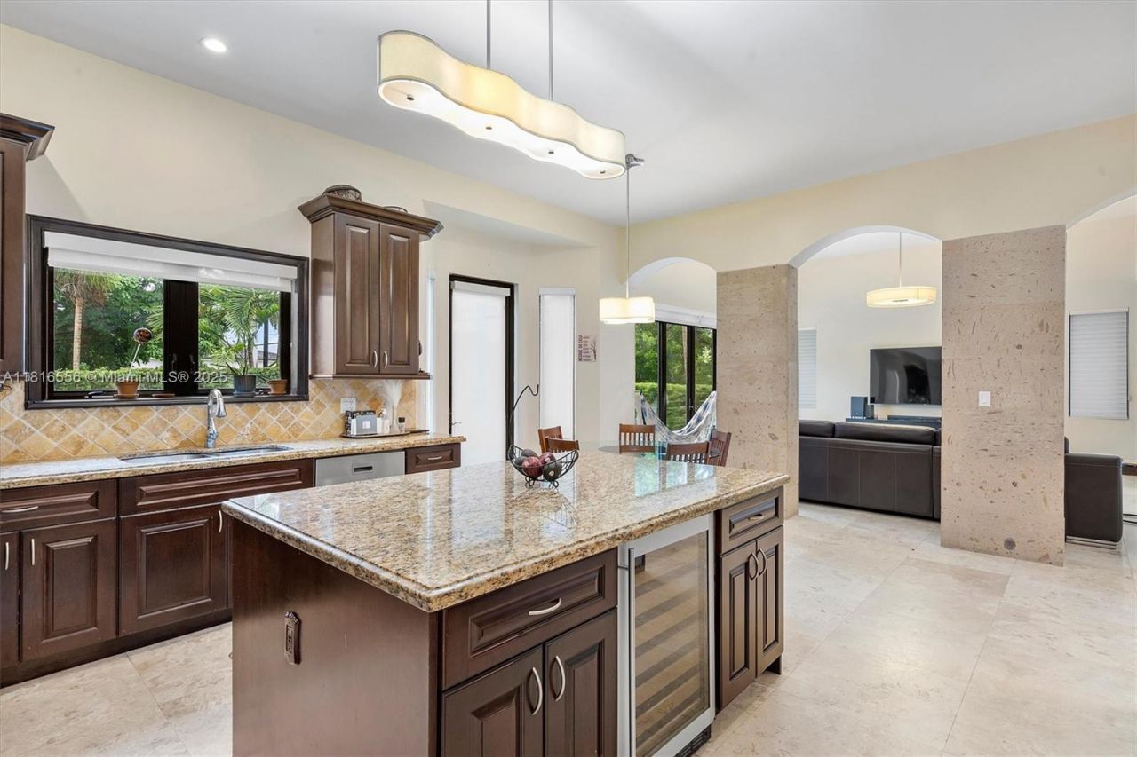 18825 N Bay Rd, Sunny Isles Beach, FL 33160 Photo