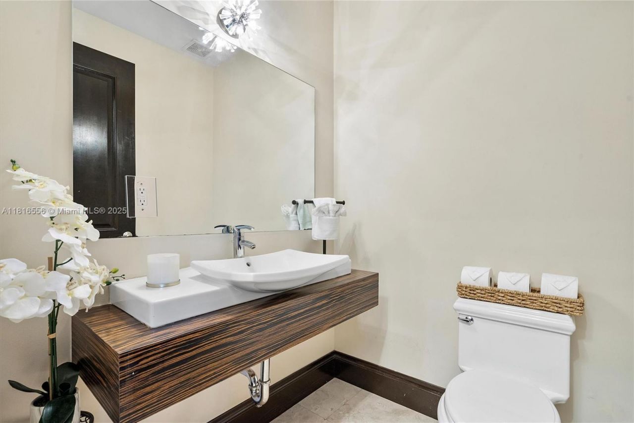 18825 N Bay Rd, Sunny Isles Beach, FL 33160 Photo