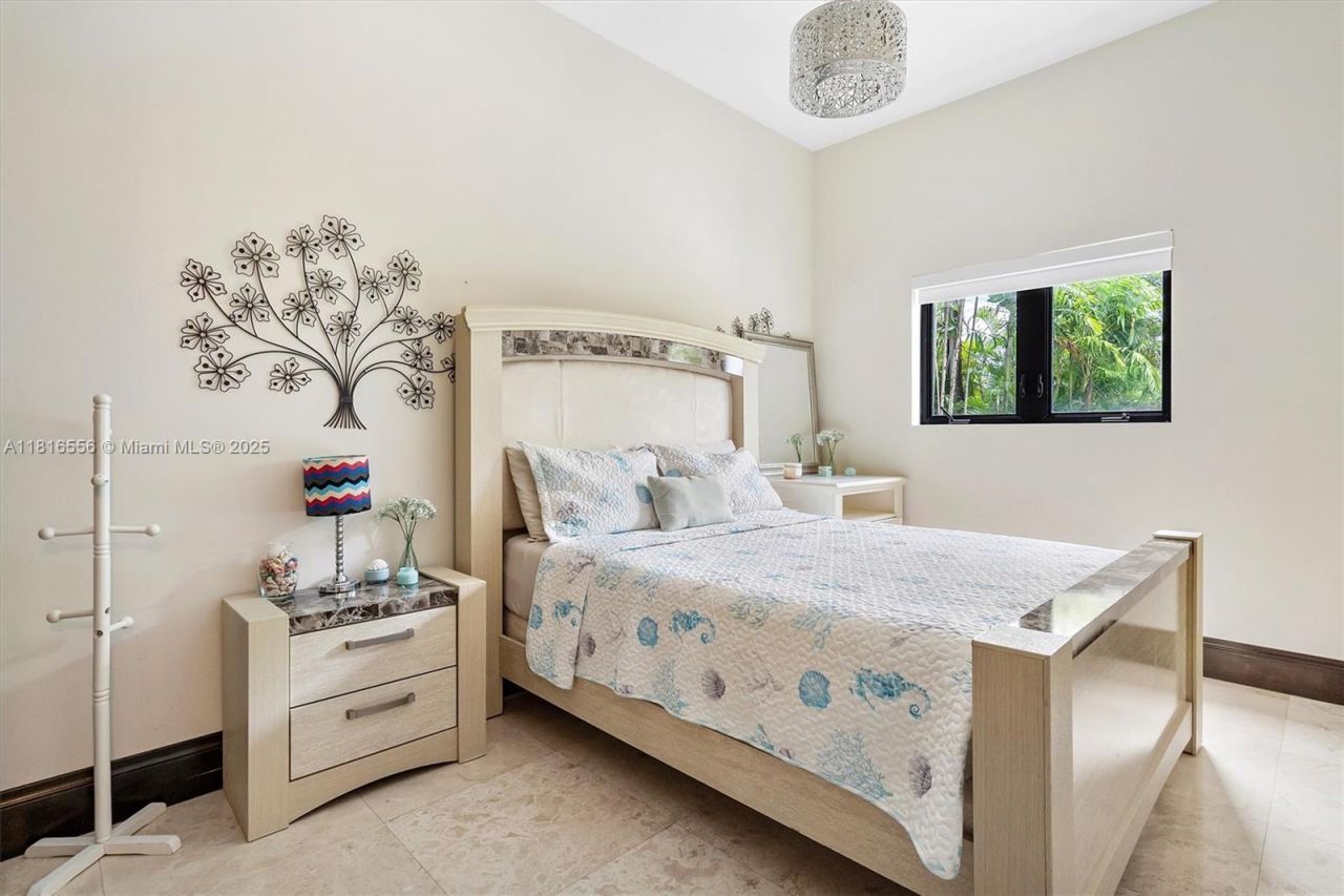 18825 N Bay Rd, Sunny Isles Beach, FL 33160 Photo