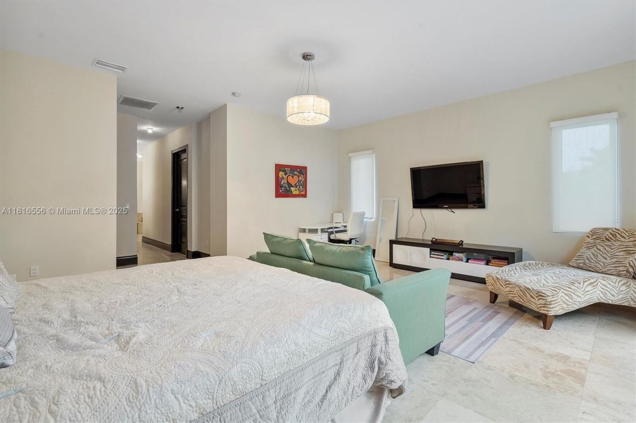 18825 N Bay Rd, Sunny Isles Beach, FL 33160 Photo