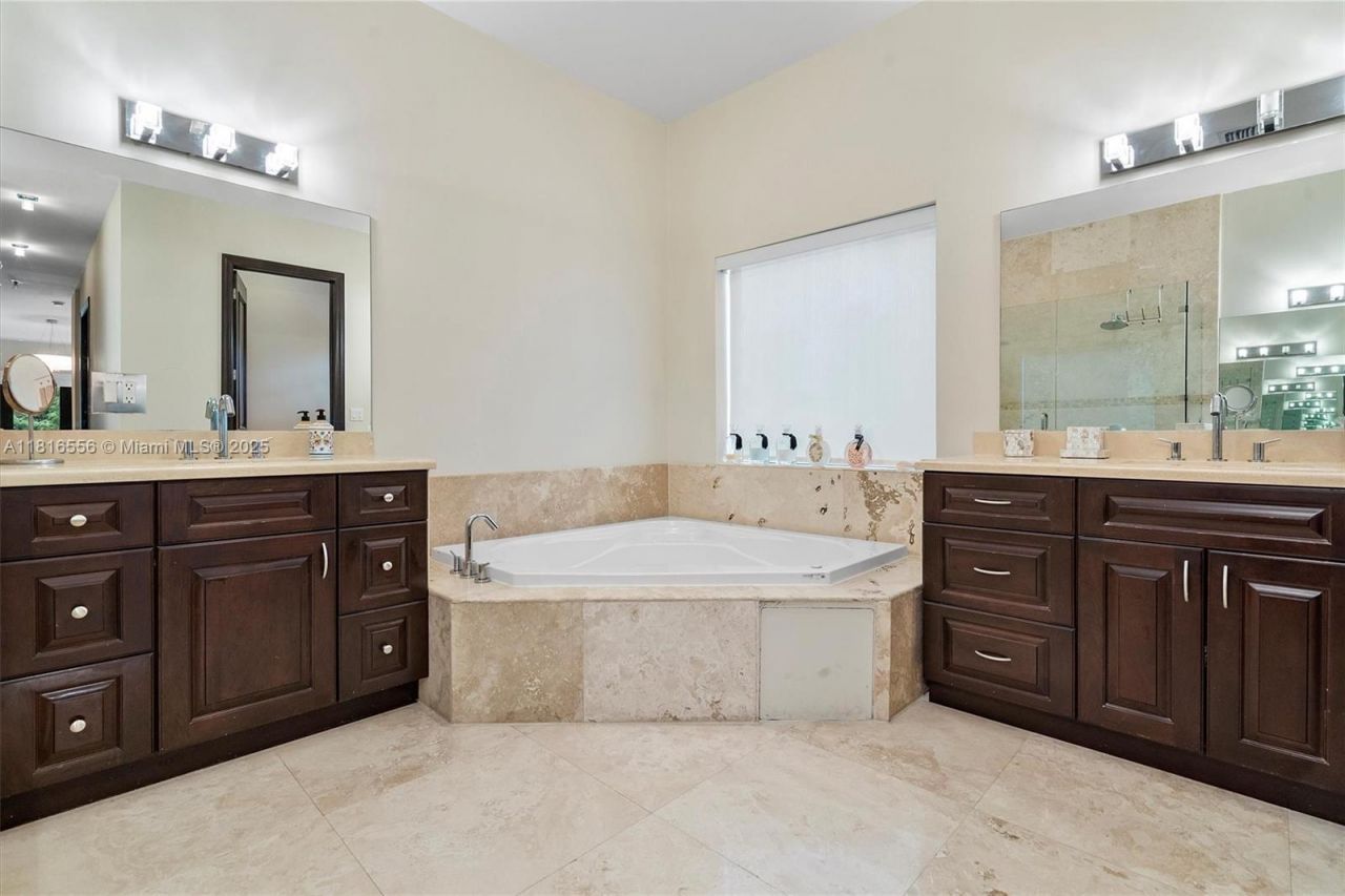 18825 N Bay Rd, Sunny Isles Beach, FL 33160 Photo