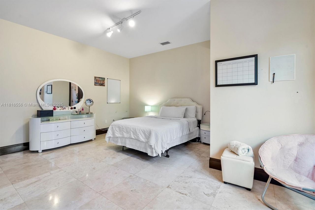 18825 N Bay Rd, Sunny Isles Beach, FL 33160 Photo