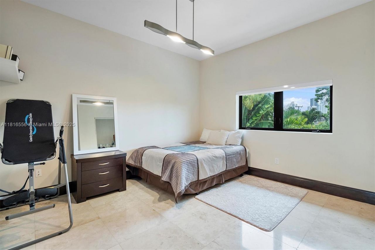 18825 N Bay Rd, Sunny Isles Beach, FL 33160 Photo