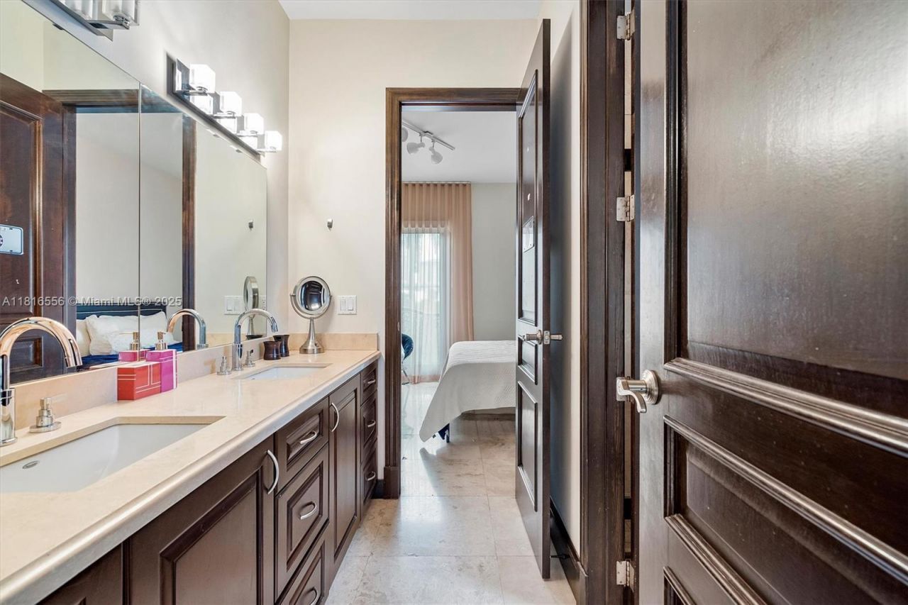 18825 N Bay Rd, Sunny Isles Beach, FL 33160 Photo