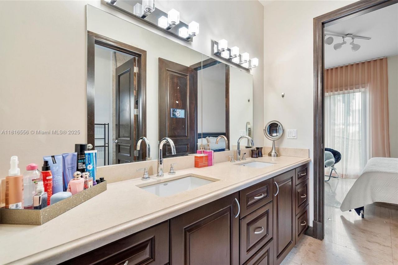 18825 N Bay Rd, Sunny Isles Beach, FL 33160 Photo