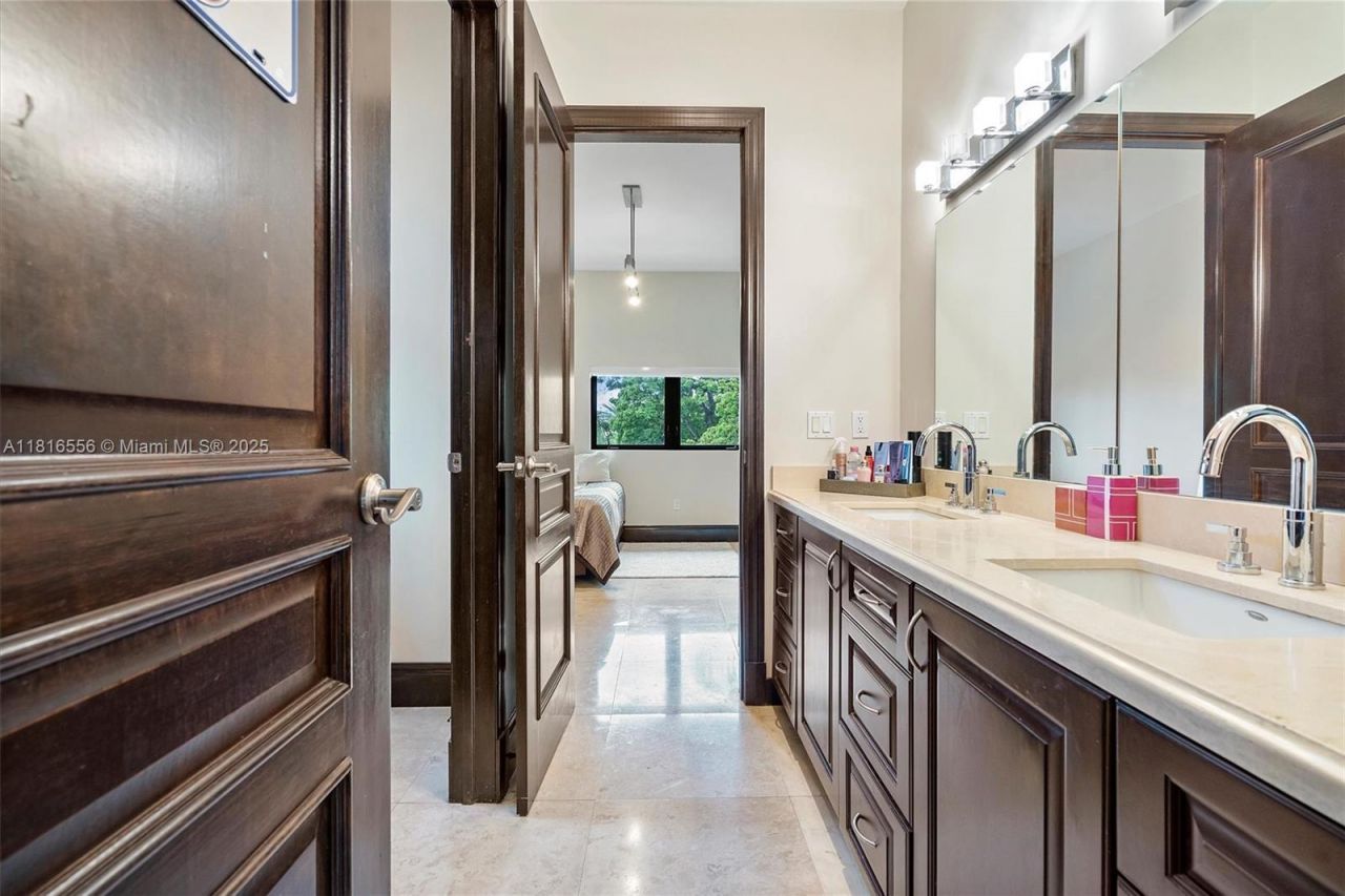 18825 N Bay Rd, Sunny Isles Beach, FL 33160 Photo