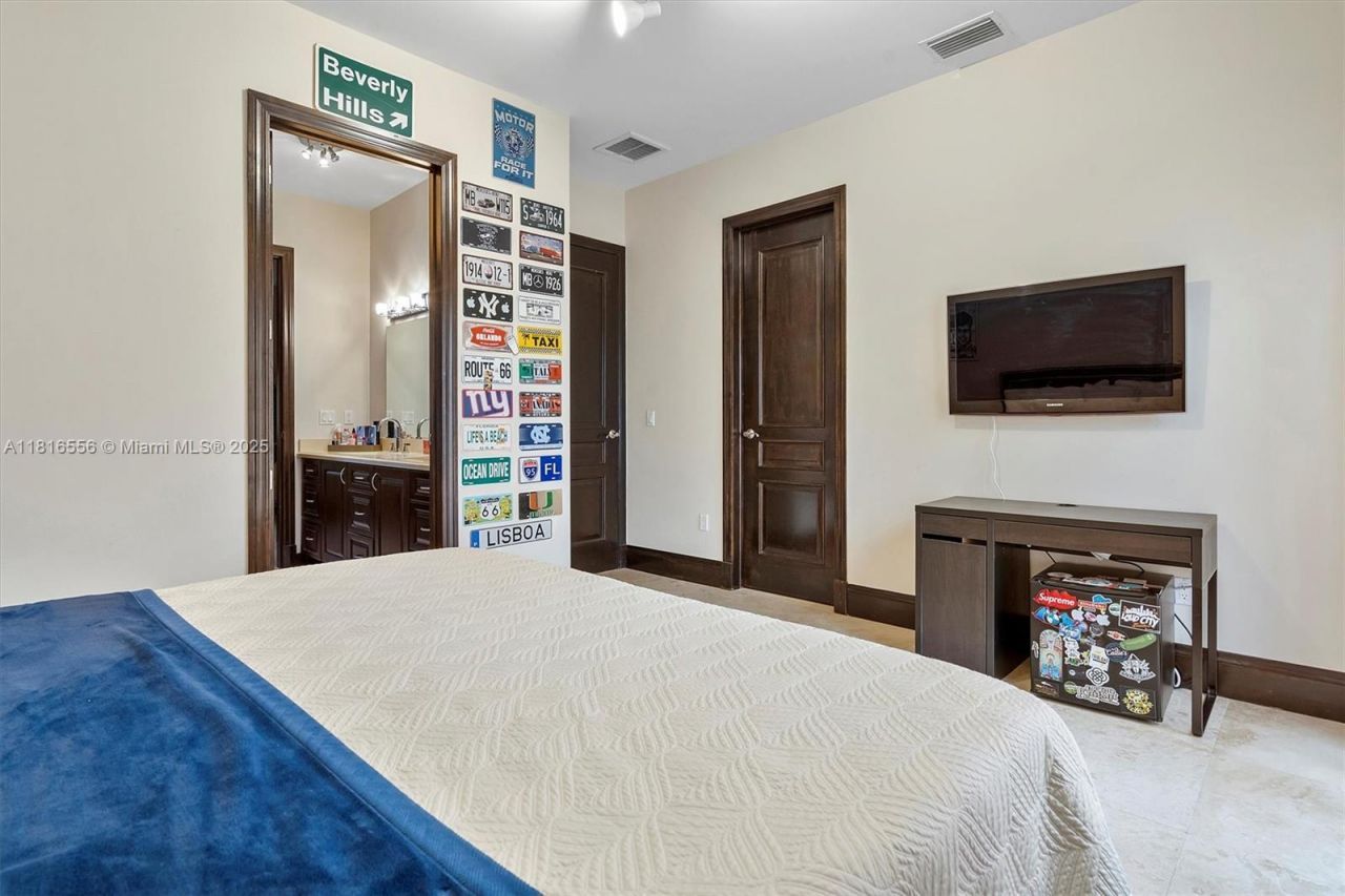 18825 N Bay Rd, Sunny Isles Beach, FL 33160 Photo