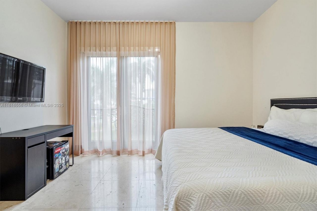 18825 N Bay Rd, Sunny Isles Beach, FL 33160 Photo