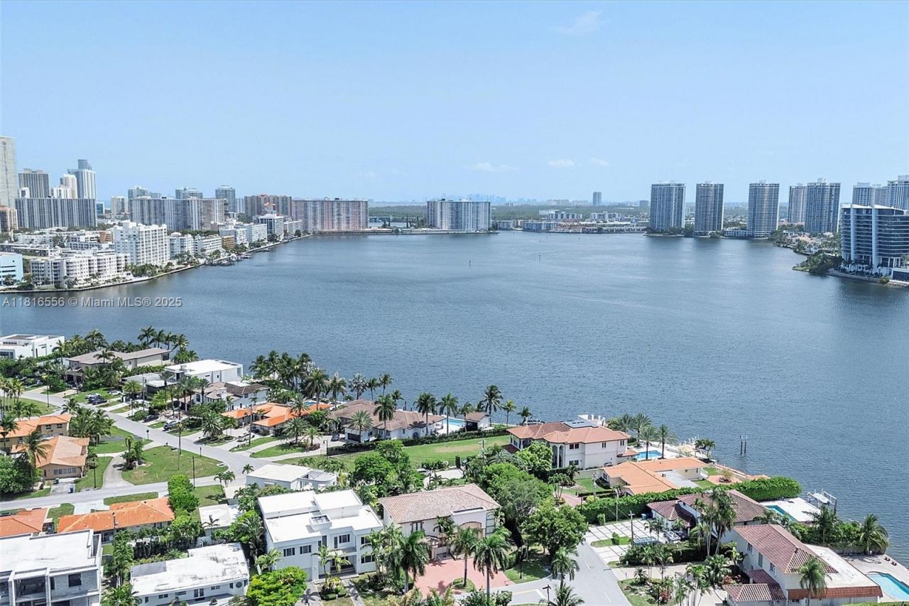 18825 N Bay Rd, Sunny Isles Beach, FL 33160 Photo